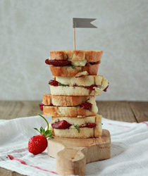 Balsamic Strawberry and Brie Grilled Cheese Sliders | Kitchen Treaty