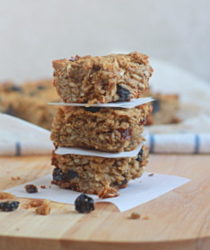 Thick and chewy blueberry sunflower seed granola bars | Kitchen Treaty