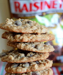 Dark chocolate Raisinet oatmeal cookies | Kitchen Treaty