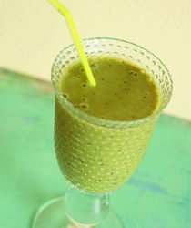 Green smoothies with spinach and blueberries | Kitchen Treaty