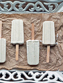 Skinny Vanilla Bean Cheesecake Popsicles {only 128 calories a pop!} | Kitchen Treaty