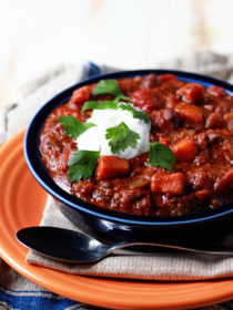 Slow Cooker Quinoa, Sweet Potato, & Black Bean Chili - a protein-rich (and very tasty) vegetarian chili recipe
