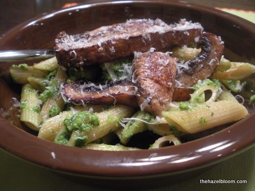 Spinach Pesto Pasta with Portobello Mushrooms or Bacon