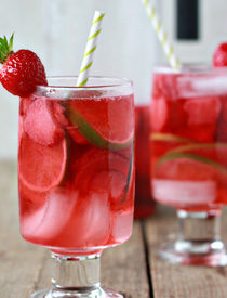 Strawberry Lime Rosé Sangria | Kitchen Treaty
