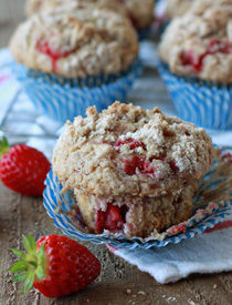 Strawberry Streusel Muffins | Kitchen Treaty