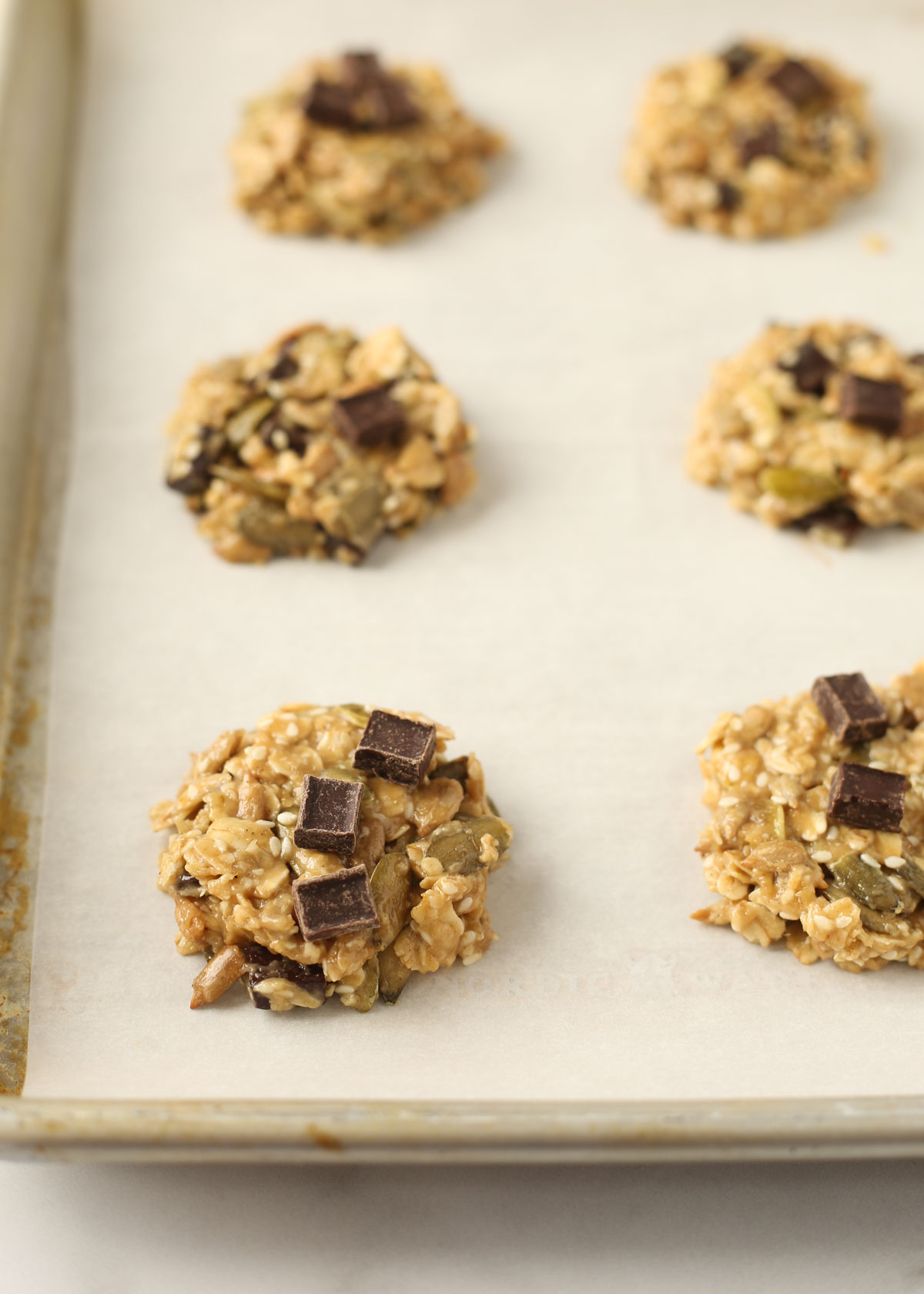 Tahini seed cookie balls, ready to bake